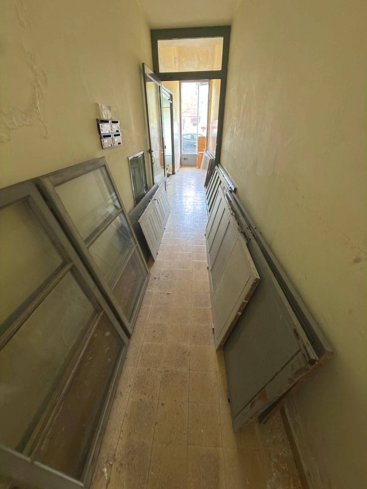 Preparação de obra com remoção de portas