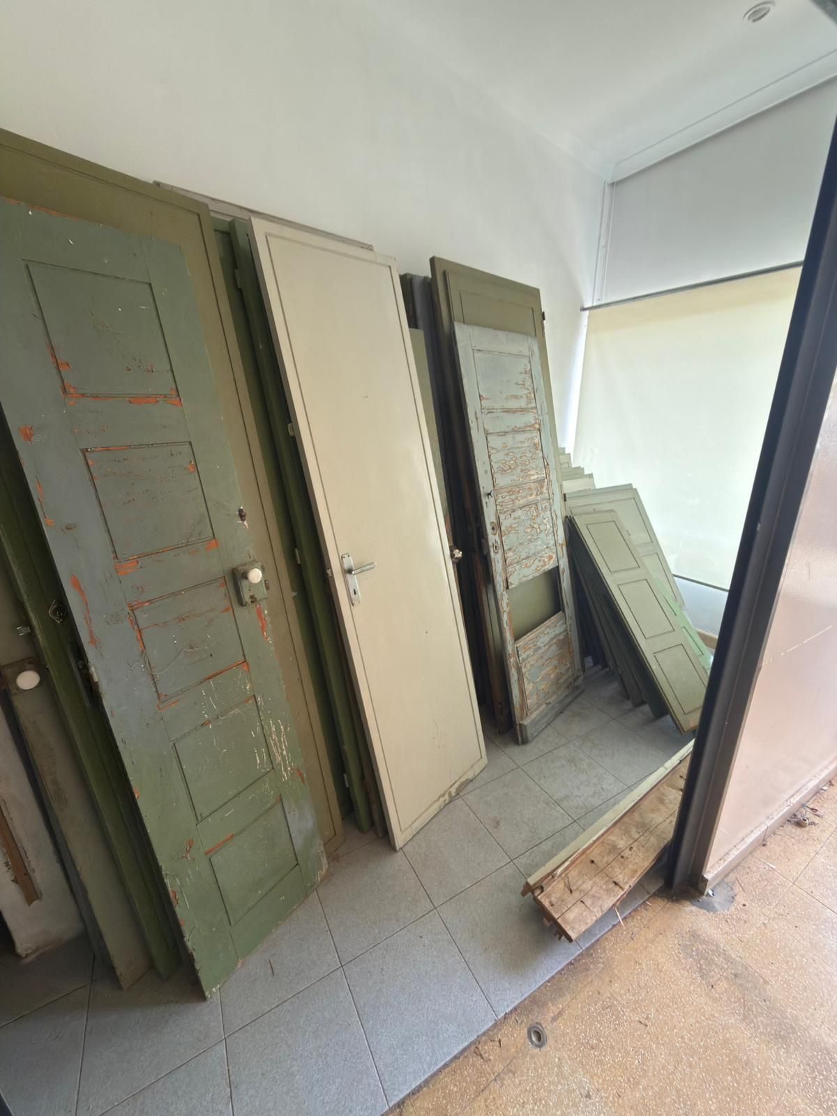 Remoção e separação de portas em obra